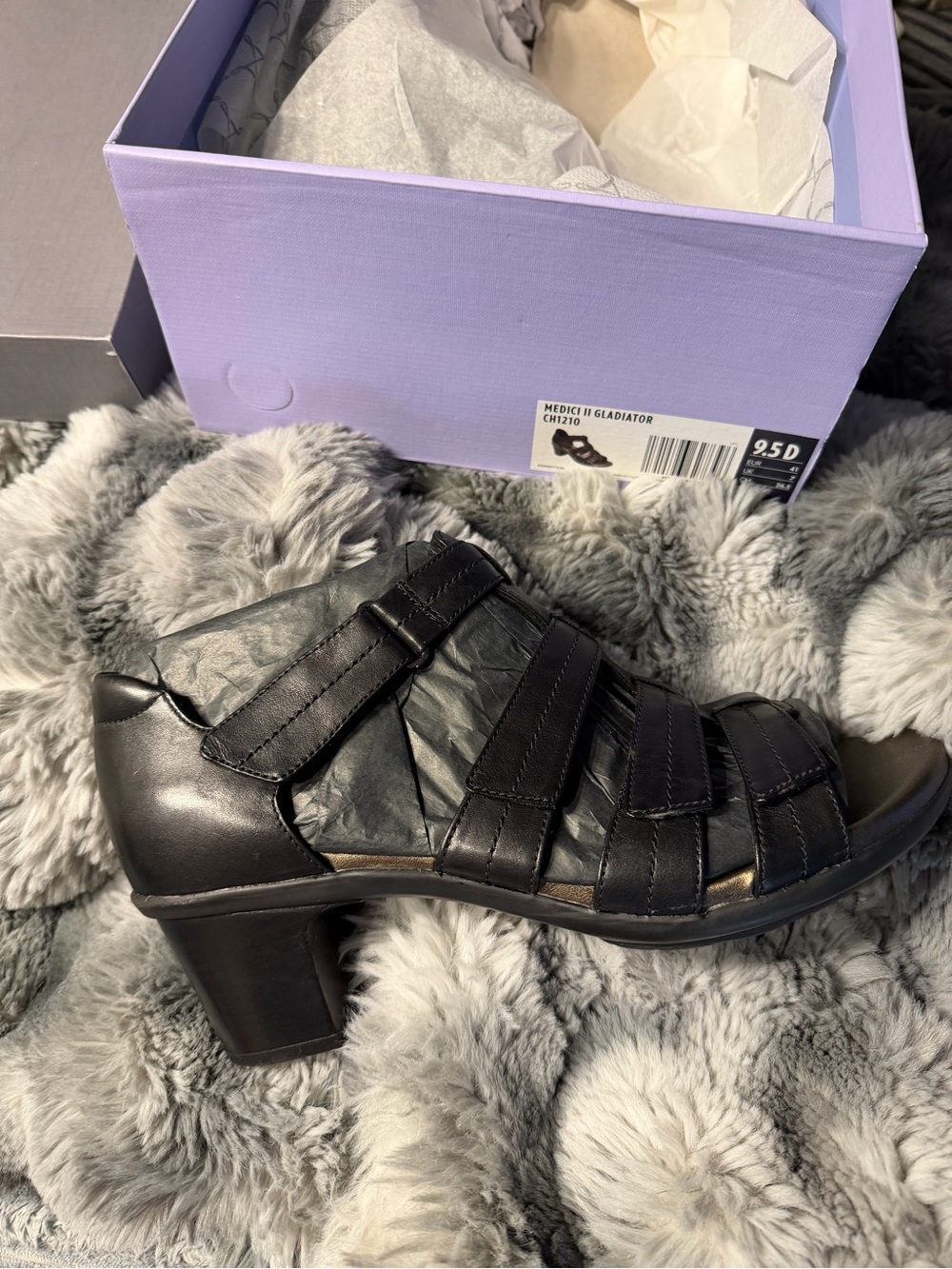 Aravon Black Leather Women's Block Heel 9.5D Sandal $55